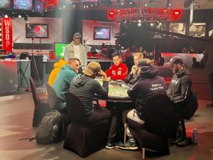 【EV扑克】WSOP见证中国实力,带着中国心TONY越战越勇!微型狂欢赛1刀通往梦想之路-EV德州扑克