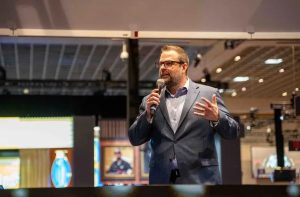 【EV扑克】2023 WSOP正式开始!丁彪目标金手链,国人Tony晋级豪客赛Day2!-EV德州扑克