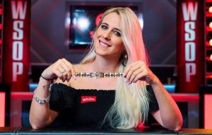 【EV扑克】国人小姐姐靓丽晋级!一睹2023 WSOP女士赛的最美风景-EV德州扑克
