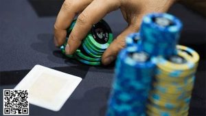 【EV扑克】牌局分析:对手在河牌下重注,你会认怂弃牌吗?-EV德州扑克
