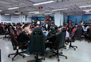 【EV扑克】浔阳杯·九江红强开业赛丨27人挺进奖励圈,TOM手拿84.6万记分牌独领风骚,冠军即将产生!-EV德州扑克