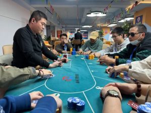 【EV扑克】汕头南湾杯|66今日不太6,金刚撞车同花顺,恭喜王士元140.5W记分牌斩获主赛Day2CL!-EV德州扑克