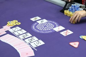 【EV扑克】牌局分析:KQ 3b中顶对,河牌被人推了该弃牌吗-EV德州扑克