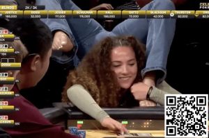 【EV扑克】扑克比赛变整活大赛，绝美柔术演员倒立用脚全下惊呆全场-EV德州扑克