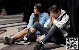 【EV扑克】第一手牌就淘汰!小哥葫芦惨撞四条,成WSOP主赛最速出局玩家-EV德州扑克