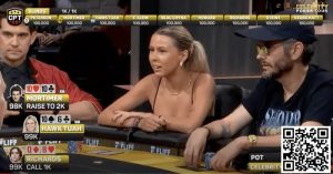 【EV扑克】一句话走红外网的奔放姐初次打扑克就上名人赛,稀里糊涂弃掉翻牌两对-EV德州扑克