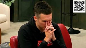 【EV扑克】对手河牌全压后提前亮出一张底牌，Doug Polk敢跟吗？-EV德州扑克