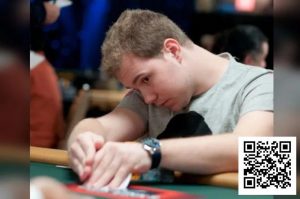 【EV扑克】什么时候看底牌更好？发牌立刻看or行动前再看-EV德州扑克