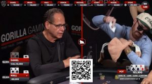 【EV扑克】顶葫芦自信亮牌秒傻眼：咋有三张底牌！被判无效错失巨池-EV德州扑克