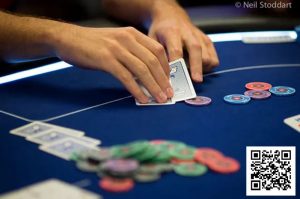 【EV扑克】翻牌带对听花,过牌比下注更好?-EV德州扑克