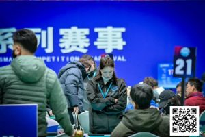 【EV扑克】泡沫同步一小时,AA遇天顺撞开55人奖励圈大门!张杰284万领衔11人开启明日大决战!-EV德州扑克