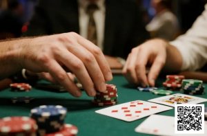 【EV扑克】遇到多条街施压怎么办?高手的防守反击逻辑-EV德州扑克