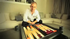 【EV扑克】“我就是个蠢货”——Gus Hansen 的崩塌与重生，从赌桌之神到输光数百万-EV德州扑克