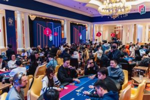【EV扑克】PD22济州站|Q4幸运手牌两度立功,蒋欣欣惊险夺得单日豪客赛冠军!主赛30人晋级Day3-EV德州扑克