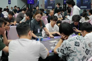 【EV扑克】CSOP-III潮汕扑克系列赛主赛A组战报:郑广275K领跑,赛场清凉升级服务满分-EV德州扑克