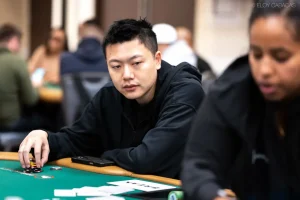 【EV扑克】金手链得主张阳稳了?WSOP主赛Day2顺利过关,与22位同胞同行!-EV德州扑克