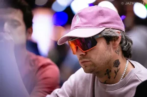 【EV扑克】离谱！读牌百分百正确却直接出局，WSOP主赛事这手英雄跟注看懵全场-EV德州扑克