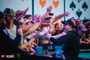 【EV扑克】22岁黑马手握1.94亿筹码断层领跑2026WSOP主赛决赛9人桌-EV德州扑克