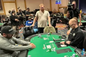 【EV扑克】WSOP主赛事“拖时间门”:为躺赚2万美金,他磨了整整17分钟-EV德州扑克