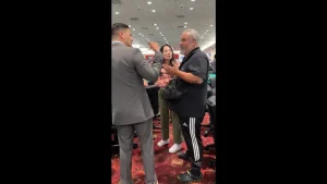 【EV扑克】规则书遇上荒诞剧：他坐错位置，全下了别人的记分牌并输掉，然后整个扑克圈吵翻了-EV德州扑克